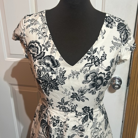 Positive Attitude Black and Cream Floral Toile Short Sleeve Dress Size 4P - Picture 3 of 5
